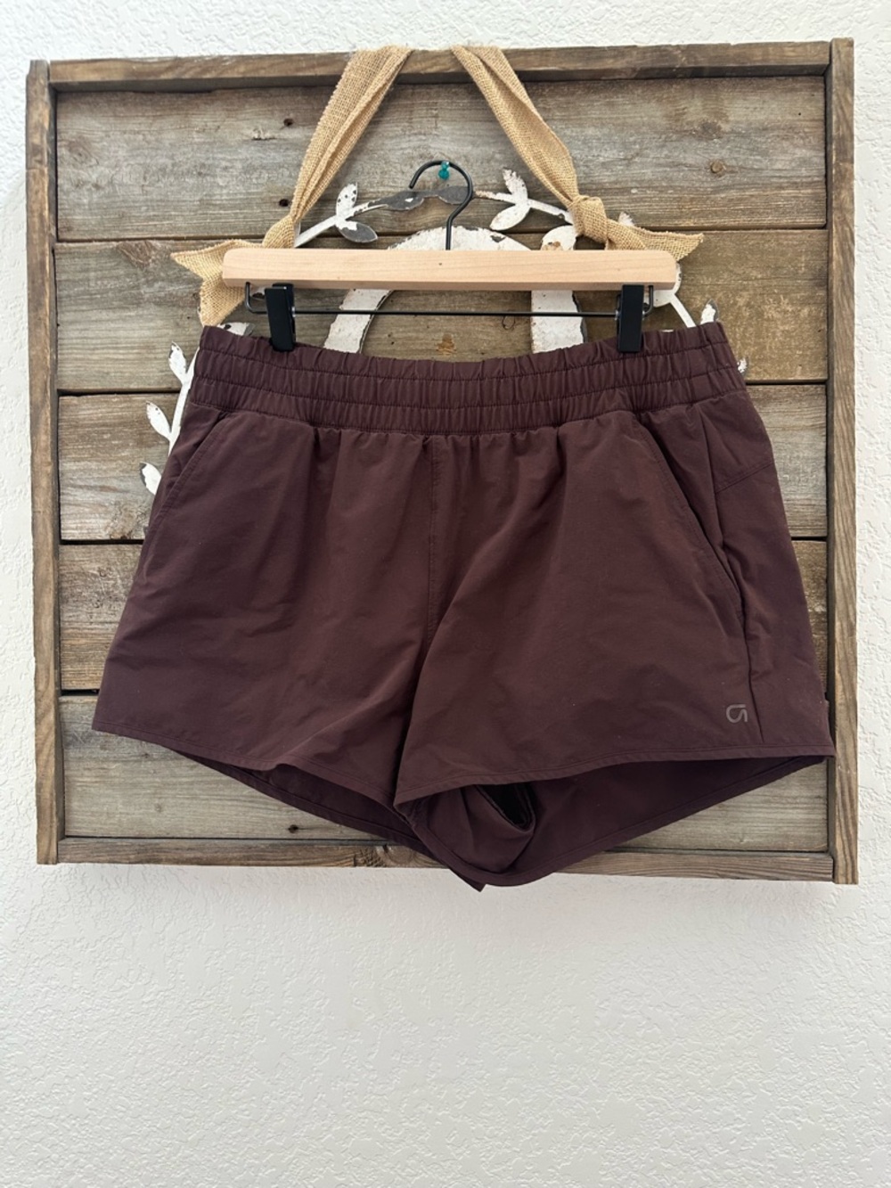 GAP Fit Women's Elastic Waist Performance Shorts‎ in Deep Brown size Large
